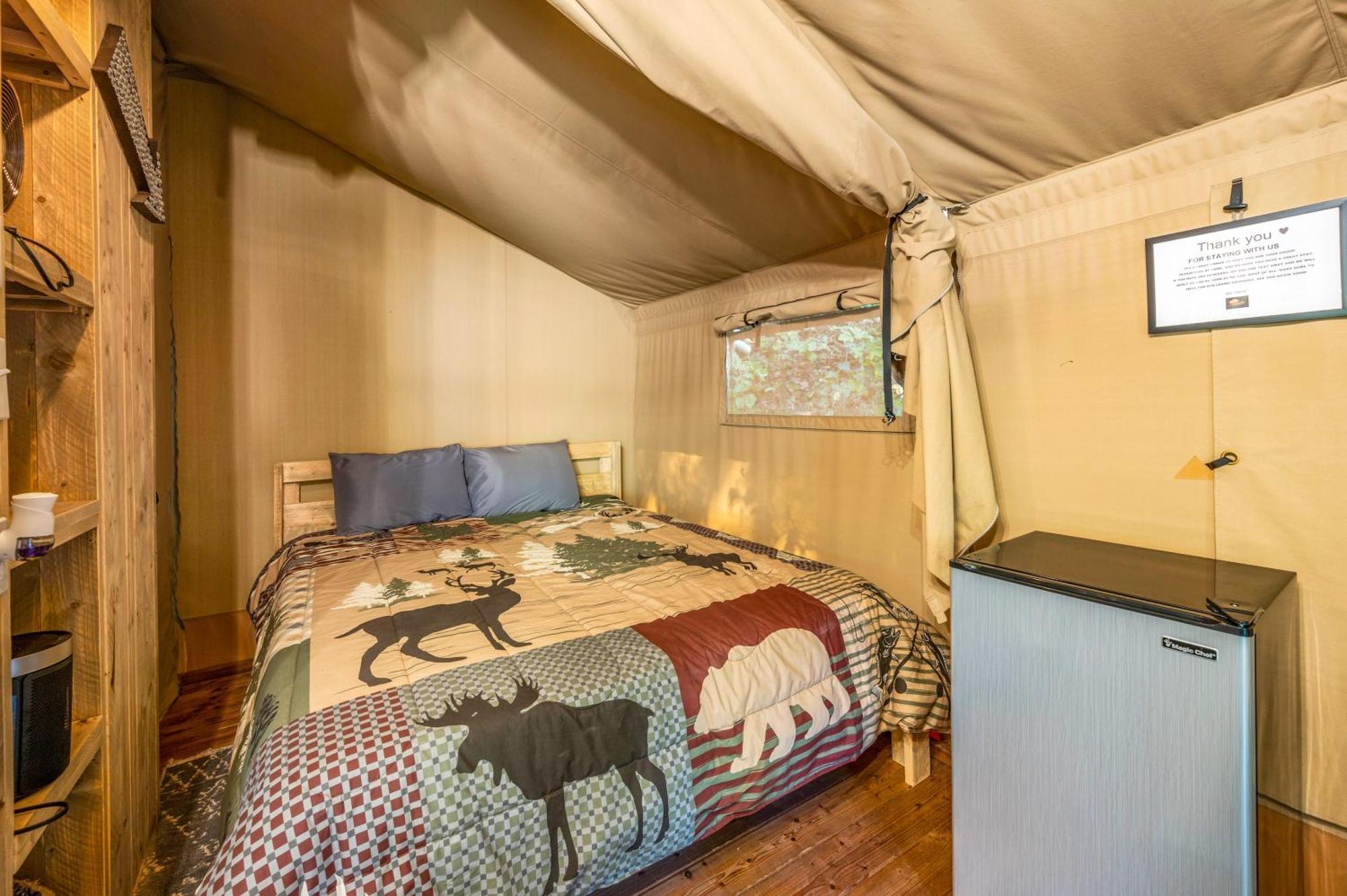 Firefly Season Glamping Hotel เซอเวียร์วีล ภายนอก รูปภาพ