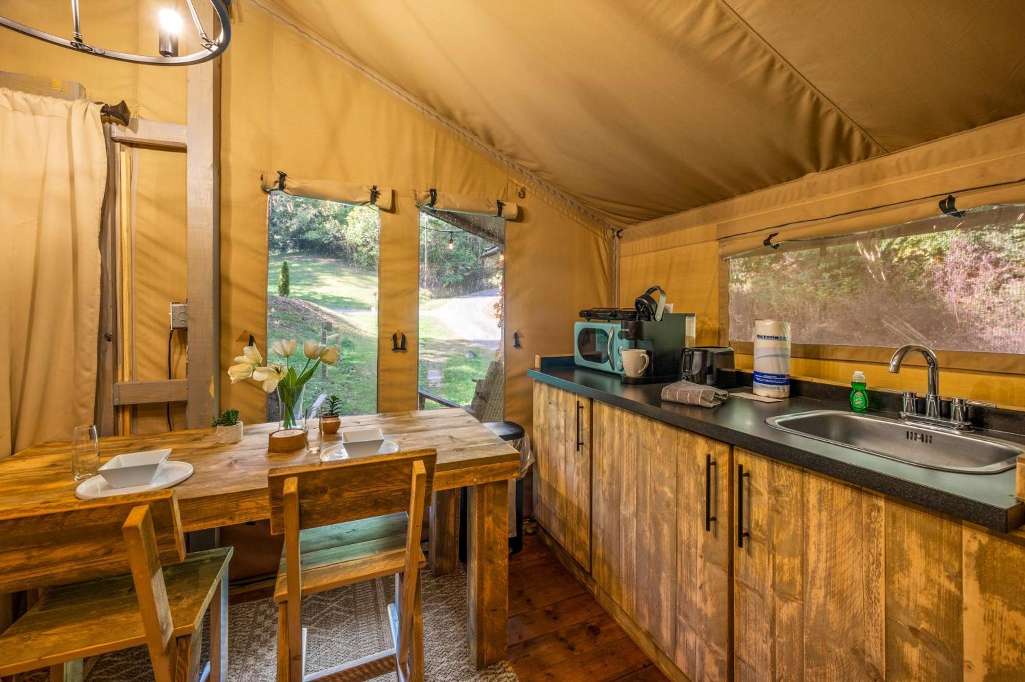 Firefly Season Glamping Hotel เซอเวียร์วีล ภายนอก รูปภาพ